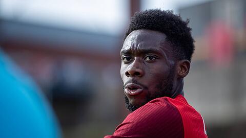 Alphonso Davies könnte den FC Bayern im Sommer verlassen.
