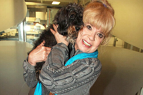 Ingrid Steeger mit ihrem Dackel Adelaide
