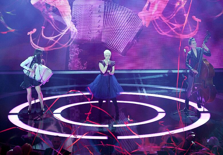 Yvonne Grünwald (von links nach rechts), Ela Steinmetz und Natalie Plöger von der Band Elaiza treten bei der Verleihung des Musikpreises Echo auf.
