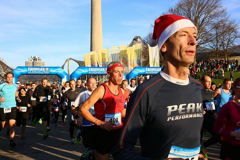 Am Samstag liefen mehr als 1.700 Münchner durch den Olympiapark. Die Bilder vom Nikolauslauf.