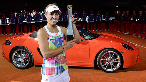 Tennis-Champion müsste man sein: Angelique Kerber mit Pokal und Sieger-Preis, einem Porsche 718 Boxster S.