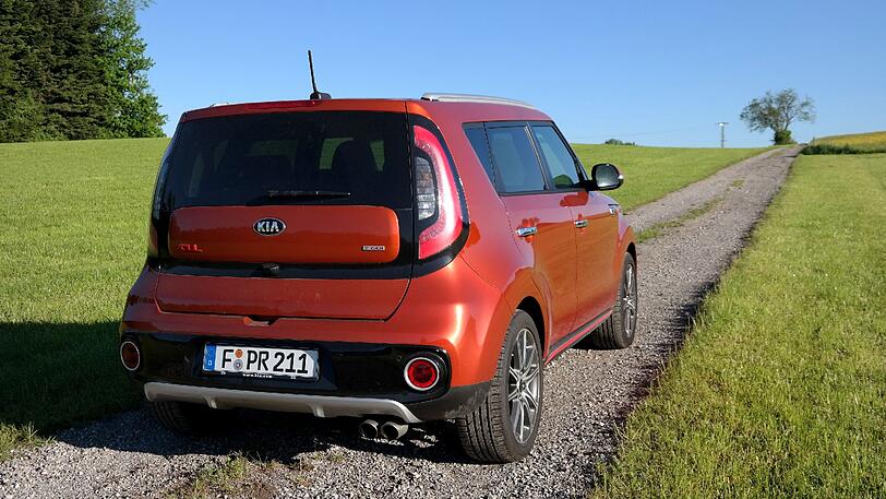 Das Doppelendrohr der Auspuffanlage ist der Hinweis auf die Turbo-Variante des Kia Soul.