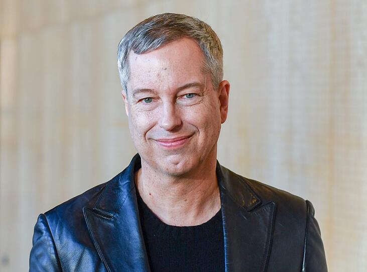 Der 56-jährige Thomas Hermanns ist Autor, Komiker, Regisseur. Er inszenierte 2015 für das Gärtnerplatztheater &bdquo;Bussi &ndash; Das Munical&ldquo;