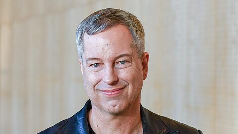 Der 56-jährige Thomas Hermanns ist Autor, Komiker, Regisseur. Er inszenierte 2015 für das Gärtnerplatztheater &bdquo;Bussi &ndash; Das Munical&ldquo;