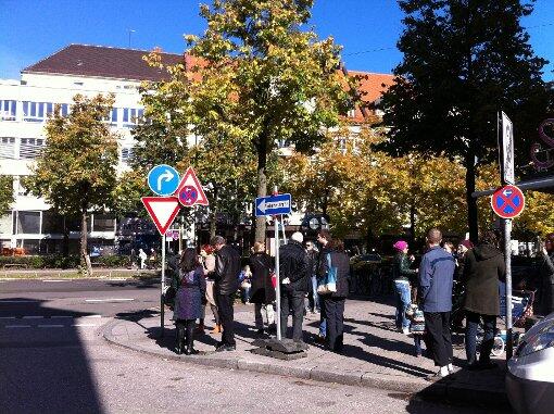 Vor dem Sarcletti steht das Einbahnstraßenschild zur Schulstraße.