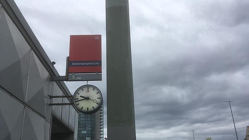 An der Donnersbergerbrücke hatten sie sich verabschiedet. An der Donnersbergerbrücke hatten sie sich verabschiedet.