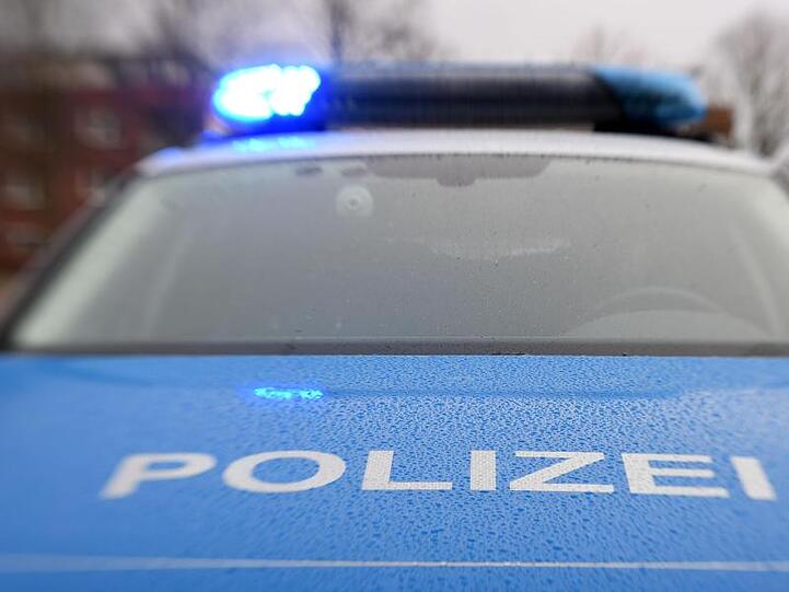 Ein Streifenwagen der Polizei steht mit eingeschaltetem Blaulicht. Foto: Carsten Rehder/dpa