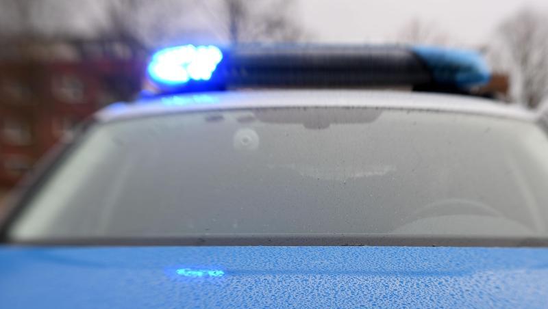 Ein Streifenwagen der Polizei steht mit eingeschaltetem Blaulicht. Foto: Carsten Rehder/dpa Ein Streifenwagen der Polizei steht mit eingeschaltetem Blaulicht. Foto: Carsten Rehder/dpa