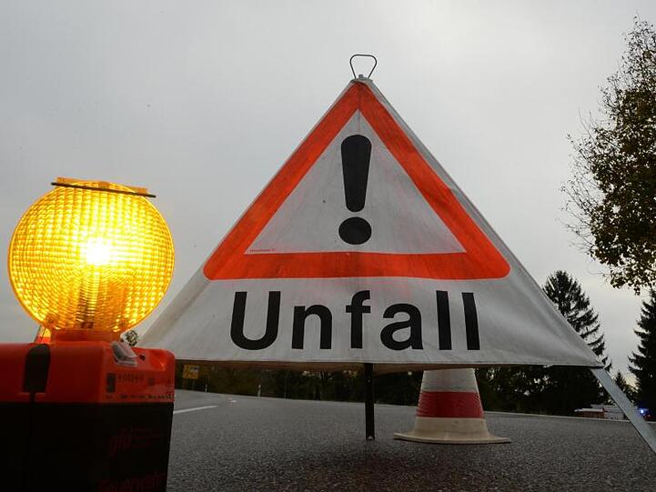 Ein Warndreieck mit der Aufschrift "Unfall" steht auf der Straße. Foto: Patrick Seeger/Archiv