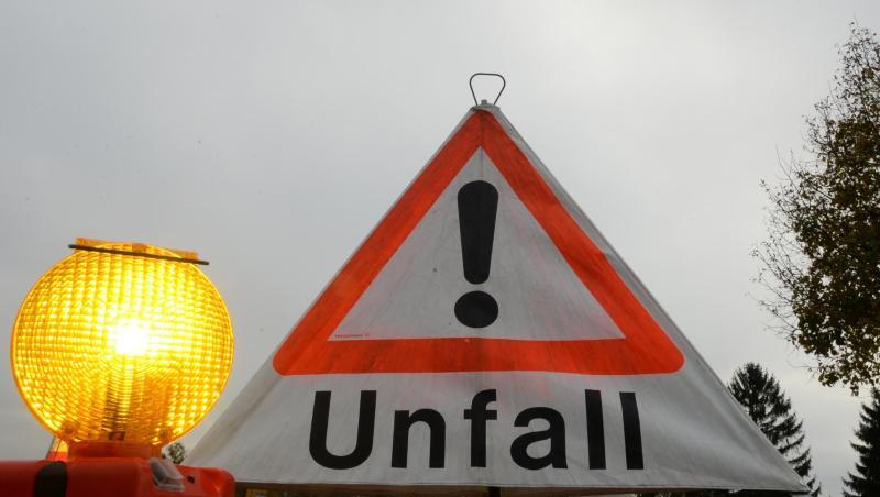 Ein Warndreieck mit der Aufschrift "Unfall" steht auf der Straße. Foto: Patrick Seeger/Archiv Ein Warndreieck mit der Aufschrift "Unfall" steht auf der Straße. Foto: Patrick Seeger/Archiv