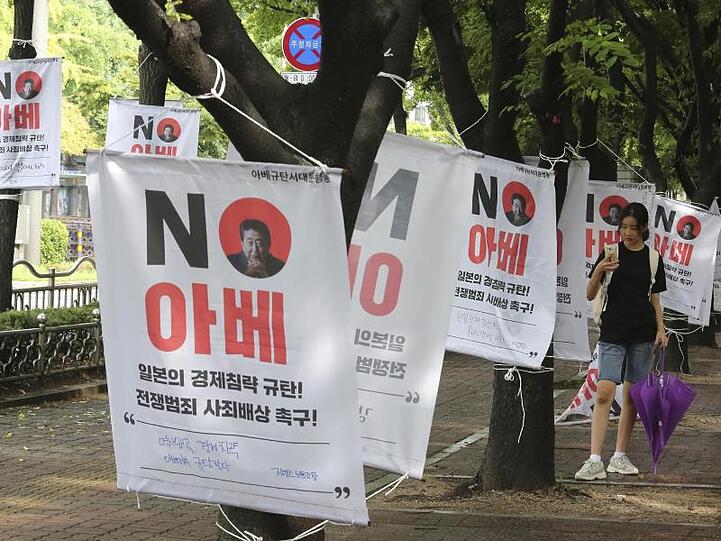In Seoul hängen Banner, auf denen die japanischen Handelsbeschränkungen gegenüber Südkorea angeprangert werden. Die südkoreanische Regierung will Japan von der Weißen Liste der Länder mit Vorzugsbehandlung streichen.