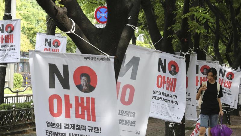 In Seoul hängen Banner, auf denen die japanischen Handelsbeschränkungen gegenüber Südkorea angeprangert werden. Die südkoreanische Regierung will Japan von der Weißen Liste der Länder mit Vorzugsbehandlung streichen. In Seoul hängen Banner, auf denen die japanischen Handelsbeschränkungen gegenüber Südkorea angeprangert werden. Die südkoreanische Regierung will Japan von der Weißen Liste der Länder mit Vorzugsbehandlung streichen.