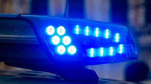 Ein Blaulicht der Polizei leuchtet auf.