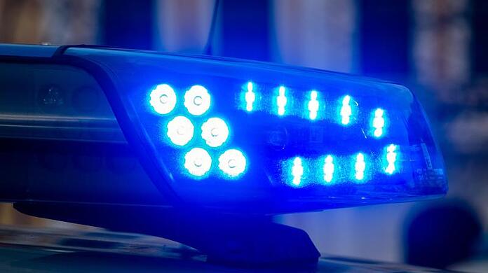 Ein Blaulicht der Polizei leuchtet auf.