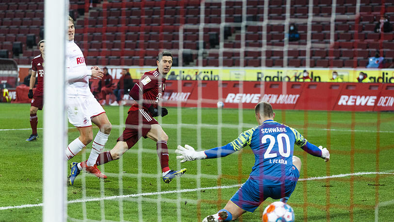 Der Dreierpack ist perfekt: Lewandowski mit dem 4:0, Leroy Sané hatte ihn zuvor perfekt freigespielt. Der Dreierpack ist perfekt: Lewandowski mit dem 4:0, Leroy Sané hatte ihn zuvor perfekt freigespielt.