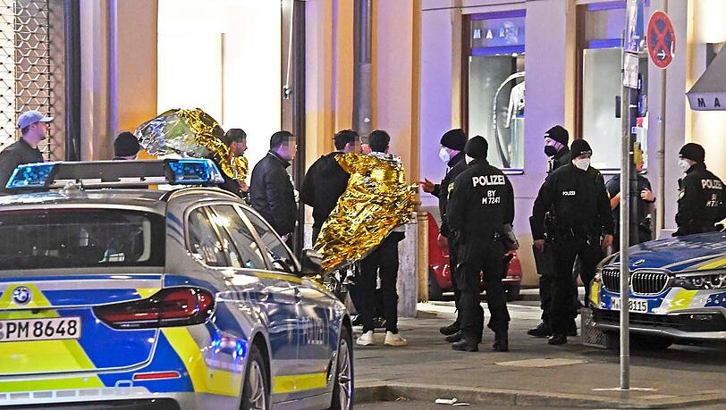 Die Polizei am Donnerstagabend vor Ort in der Maximilianstraße.