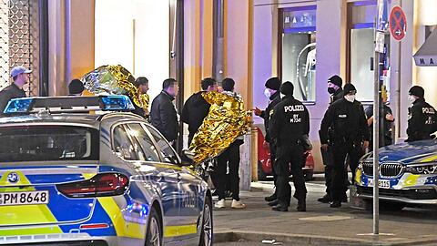 Die Polizei am Donnerstagabend vor Ort in der Maximilianstraße.