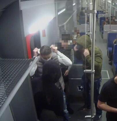 Die mutmaßlichen Täter – aufgenommen von einer Sicherheitskamera in einer S-Bahn. Die mutmaßlichen Täter – aufgenommen von einer Sicherheitskamera in einer S-Bahn.