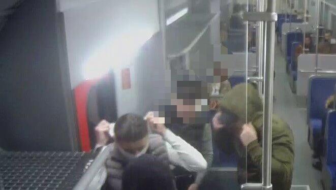 Die mutmaßlichen Täter – aufgenommen von einer Sicherheitskamera in einer S-Bahn. Die mutmaßlichen Täter – aufgenommen von einer Sicherheitskamera in einer S-Bahn.