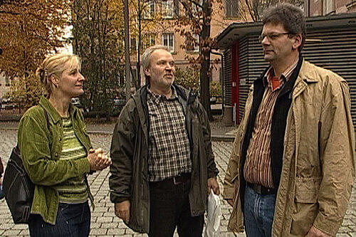 Die Freude bei Elke Schober ist riesengroß: Am Freitag konnte sie ihren Mann Stephan (rechts) nach 24 Tagen U-Haft im Nürnberger Gefängnis wieder in Freiheit begrüßen. Ebenfalls überglücklich: Betriebsrats-Chef Harald Kober, der immer an Schobers Unschuld glaubte.