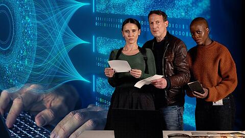"Tatort: Im Wahn": Yael Feldman (Peri Baumeister, l.), Thorsten Falke (Wotan Wilke Möhring) und Anaïs Schmitz (Florence Kasumba) ermitteln mithilfe einer KI.