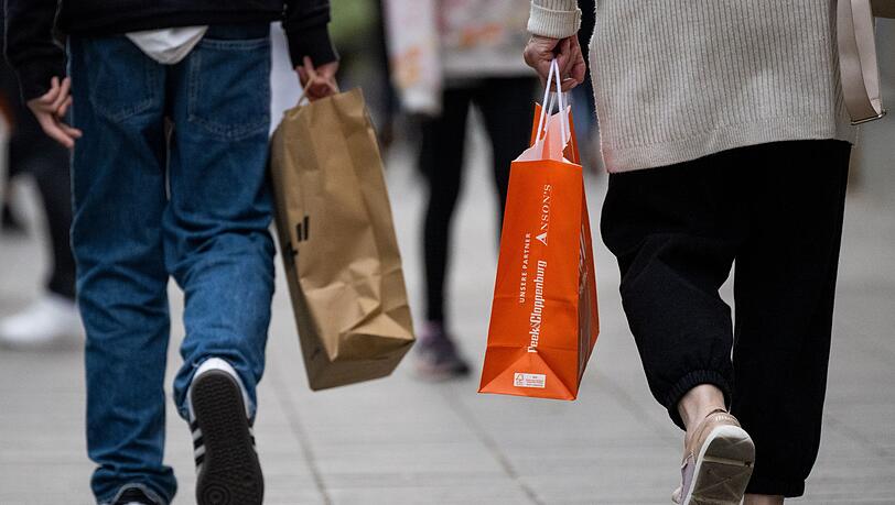 Viele Menschen in Deutschland sparen wegen der gestiegenen Preise bei Mode.