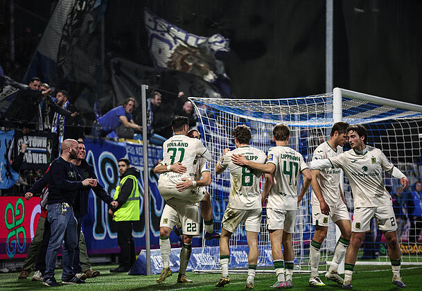 Jubel-Explosion nach dem entscheidenden 2:1-Treffer f&uuml;r die L&ouml;wen, Vorlagengeber Volland (l.) knuddelt Torsch&uuml;tze Haugen.