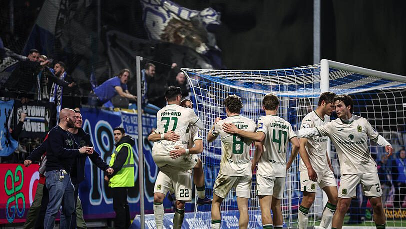 Jubel-Explosion nach dem entscheidenden 2:1-Treffer für die Löwen, Vorlagengeber Volland (l.) knuddelt Torschütze Haugen. Jubel-Explosion nach dem entscheidenden 2:1-Treffer für die Löwen, Vorlagengeber Volland (l.) knuddelt Torschütze Haugen.