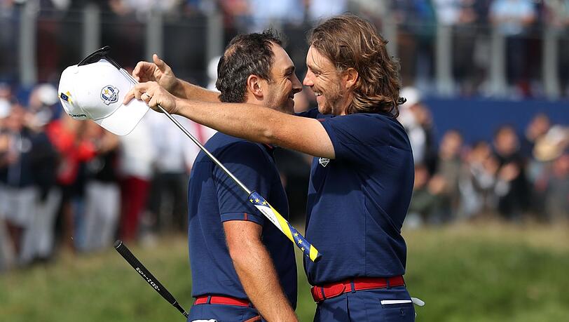 Tommy Fleetwood (r) und Francesco Molinari beim Ryder Cup 2018 in Paris. (Archivbild) Tommy Fleetwood (r) und Francesco Molinari beim Ryder Cup 2018 in Paris. (Archivbild)