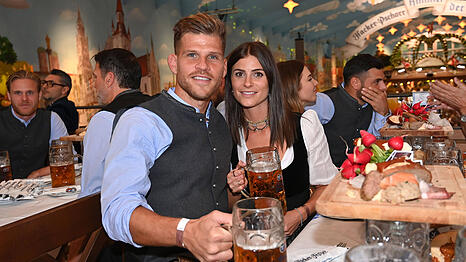 Ein Spieler des TSV 1860 M&uuml;nchen genie&szlig;t mit seiner Begleitung im Festzelt eine Ma&szlig; &ndash; als Ansporn f&uuml;r die erhoffte Wiesn-Wende der L&ouml;wen auf dem Platz.