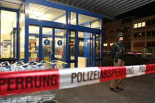 Eine Polizistin hält Wache vor dem Lidl in der Bessemerstraße &ndash; die Filiale wurde am Dienstag überfallen.