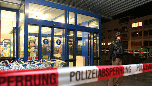 Eine Polizistin hält Wache vor dem Lidl in der Bessemerstraße – die Filiale wurde am Dienstag überfallen. Eine Polizistin hält Wache vor dem Lidl in der Bessemerstraße – die Filiale wurde am Dienstag überfallen.