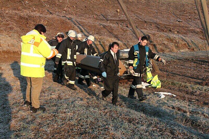 Die schrecklichen Bilder vom Unfall in der Holledau: Ein Teenager starb, als der Polo die steile Böschung hinabstürzte, zwei wurden schwer verletzt.