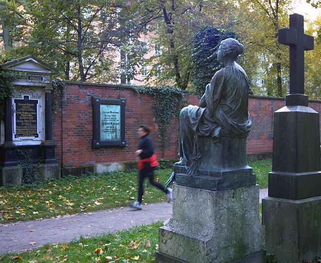 Vorbei ist's mit der ewigen Ruhe: Immer Trubel auf den Friedhöfen