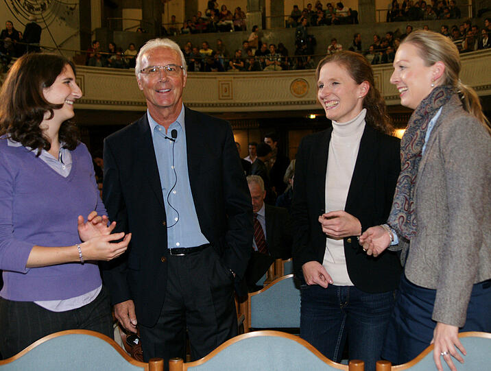Hahn im Korb: Franz Beckenbauer zu Gast in der Großen Aula der LMU beim Unternehmertag