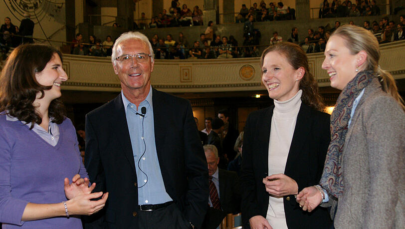 Hahn im Korb: Franz Beckenbauer zu Gast in der Großen Aula der LMU beim Unternehmertag Hahn im Korb: Franz Beckenbauer zu Gast in der Großen Aula der LMU beim Unternehmertag
