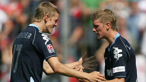 Der doppelte Bender-Jubel: Sven (l.) mit seinem Zwillingsbruder Lars zu gemeinsamen Löwen-Zeiten im Jahre 2007. Der doppelte Bender-Jubel: Sven (l.) mit seinem Zwillingsbruder Lars zu gemeinsamen Löwen-Zeiten im Jahre 2007.