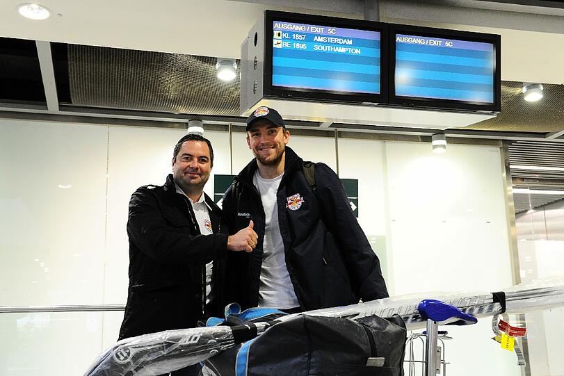 Endlich in Deutschland: NHL-Profi Blake Wheeler mit EHC-Manager Christian Winkler, der ihn am Flughafen in Düsseldorf abgeholt hat.