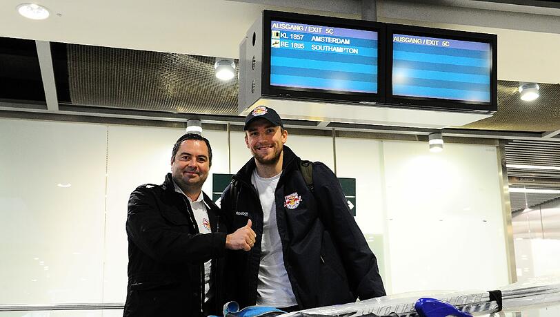 Endlich in Deutschland: NHL-Profi Blake Wheeler mit EHC-Manager Christian Winkler, der ihn am Flughafen in Düsseldorf abgeholt hat. Endlich in Deutschland: NHL-Profi Blake Wheeler mit EHC-Manager Christian Winkler, der ihn am Flughafen in Düsseldorf abgeholt hat.
