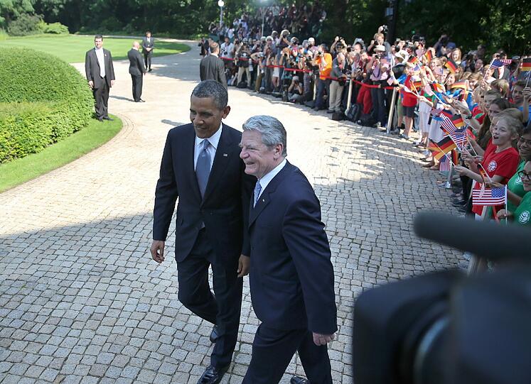 US-Präsident Obama ist im Park von Schloss Bellevue mit Bundespräsident Gauck zusammengetroffen.