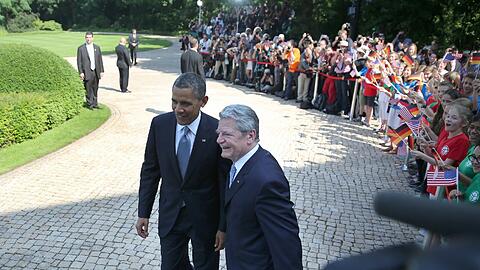 US-Präsident Obama ist im Park von Schloss Bellevue mit Bundespräsident Gauck zusammengetroffen.