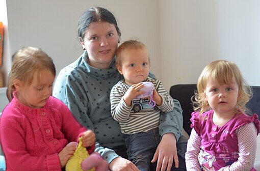 Noch leben sie in einem Mutter-Kind-Heim: Dominique E. (26), Anna-Lena (4 ), Sophie (2) und Noah (10 Monate).