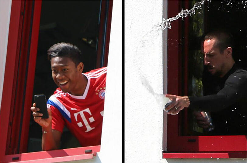 David Alaba amüsiert sich über einen Ribery-Streich.