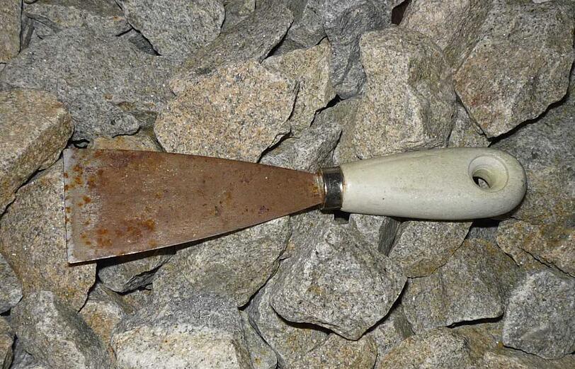 Ein Spachtel wurde von der Polizei als mögliche Tatwaffe im Gleisbett des Türkenfelder Bahnhofs sichergestellt.