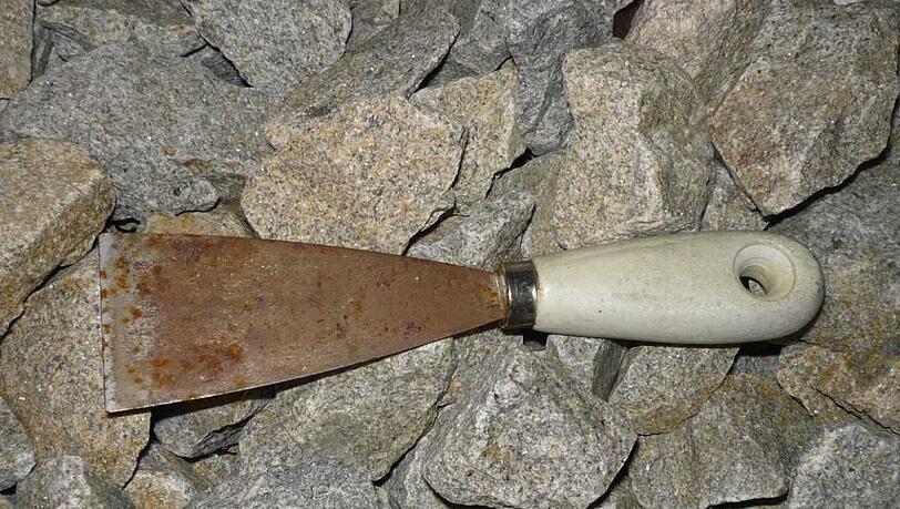 Ein Spachtel wurde von der Polizei als mögliche Tatwaffe im Gleisbett des Türkenfelder Bahnhofs sichergestellt. Ein Spachtel wurde von der Polizei als mögliche Tatwaffe im Gleisbett des Türkenfelder Bahnhofs sichergestellt.
