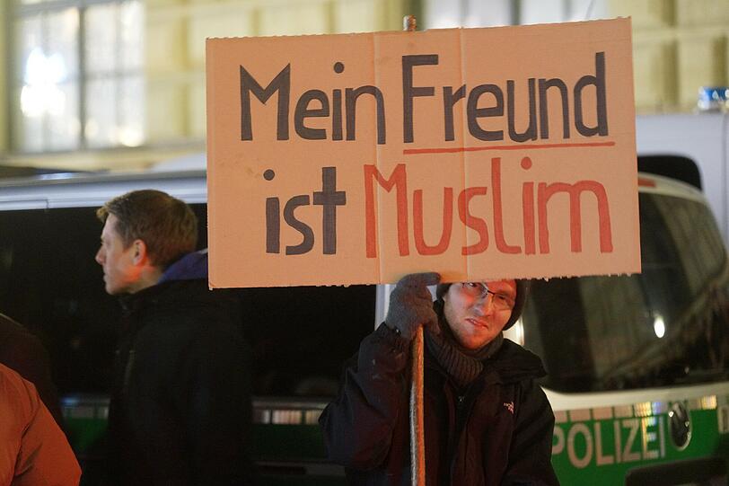 Bunte Stadt: &bdquo;Mein Freund ist Muslim&ldquo; hat dieser Münchner auf sein Plakat geschrieben