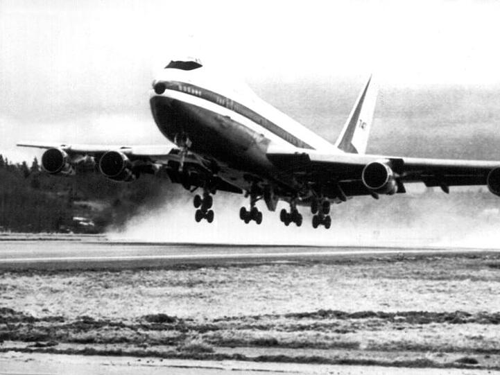 Das bis dahin größte Verkehrsflugzeug, die Boeing 747 "Jumbo Jet", startet 1962 zum erfolgreichen ersten Probeflug von Paine Field im US-Bundesstaat Washington.