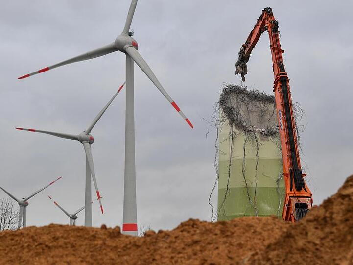 Das Archivbild zeigt den Abriss eines Windrad-Stahlbetonturms in Brandenburg.