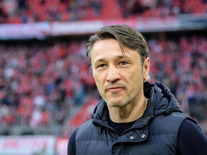 Trainer Niko Kovac vom FC Bayern München steht vor Spielbeginn am Spielfeldrand. Foto: Matthias Balk