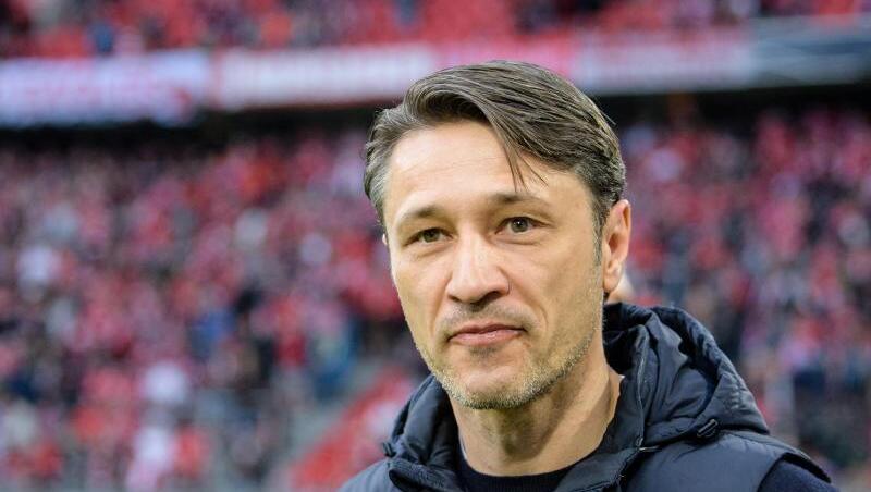 Trainer Niko Kovac vom FC Bayern München steht vor Spielbeginn am Spielfeldrand. Foto: Matthias Balk Trainer Niko Kovac vom FC Bayern München steht vor Spielbeginn am Spielfeldrand. Foto: Matthias Balk